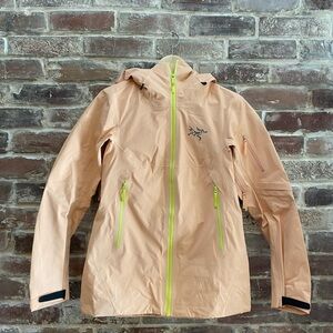 Arc’teryx Sentinel AR Peach Neon Detail